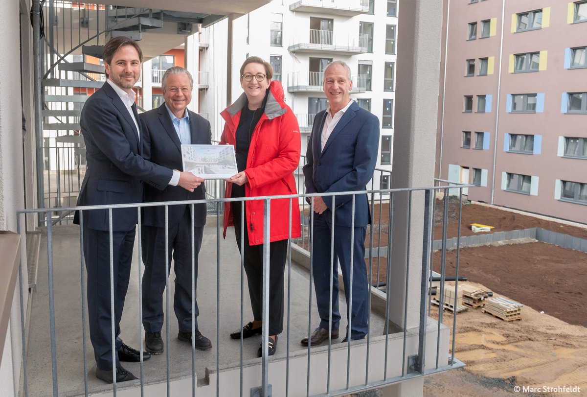 Bundesbauministerium (@bmwsb_bund) on Twitter photo Mit 2.000 #Wohnungen (30 % davon gefördert), sozialer Infrastruktur und Nahversorgung sowie viel Grün erwächst mit dem Schönhof-Viertel in <a href="/Stadt_FFM/">Frankfurt am Main</a> ein lebendiges #Wohnquartier in Zentrumsnähe. BMin <a href="/klara_geywitz/">Klara Geywitz</a> informierte sich heute über den Baufortschritt. Highlight ... Mit 2.000 #Wohnungen (30 % davon gefördert), sozialer Infrastruktur und Nahversorgung sowie viel Grün erwächst mit dem Schönhof-Viertel in <a href="/Stadt_FFM/">Frankfurt am Main</a> ein lebendiges #Wohnquartier in Zentrumsnähe. BMin <a href="/klara_geywitz/">Klara Geywitz</a> informierte sich heute über den Baufortschritt. Highlight ...
