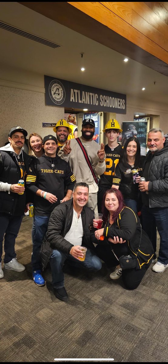 oskeemannyo's tweet photo. Another huge shoutout to @Simoni_Lawrence  ppl can say what they want about him but the man is PURE CLASS when it comes to community!! Thx for being a HAMILTONIAN TO THE MAX!!! https://t.co/rqrVhIppnB