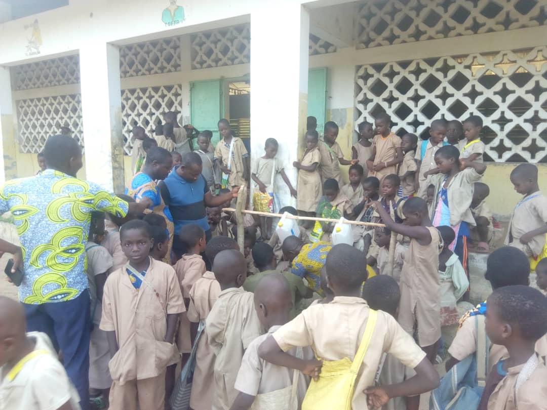 PROJET DE PROMOTION DE  L'HYGIENE ET DE L'ASSAINISSEMENT DANS LES ECOLES PUBLIQUES
Un apprenant bien portant, c’est un apprenant capable d’assimiler les cours qu’il reçoit. 246 enfants y compris le corps enseignant sont formés sur le dispositif de lavage des mains à Glazoué.
