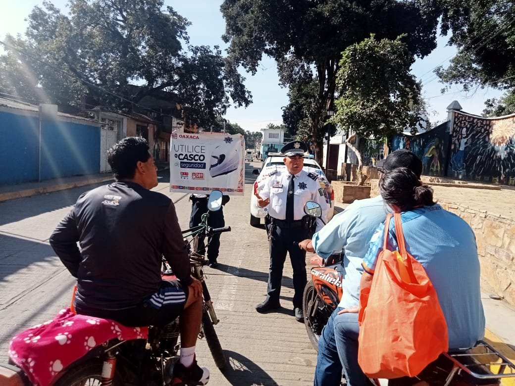 PolVial_GobOax's tweet photo. En la Villa de #Zaachila instalamos dispositivo de control preventivo provisional de concientización, dirigido a conductores de motocicletas, a quienes exhortamos a ponerse el casco de seguridad para evitar accidentes. #Oaxaca 

@GobOax @salomonj @IvanGarcia_A @ToryLopezS https://t.co/qoraOhgoQw