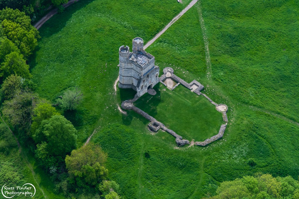 RussPinder's tweet photo. Aerial views of Donnington Castle. Built in 1386 the castle was held by the royalists during the English Civil War. The castle withstood an 18-month siege before eventually surrendering. Today, only the gatehouse survives. #englishheritage #castle #aerialphoto #newbury #berkshire https://t.co/ASPmRBftxA
