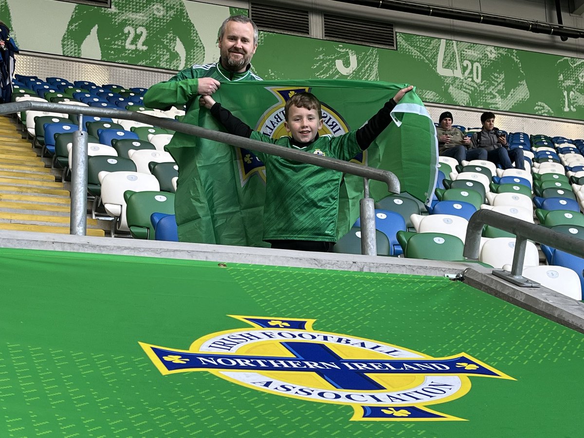 Jiggerman132's tweet photo. @NorthernIreland @PeteSnodden can I get a shout out for my brother Mark Saunders who is at Windsor tonight on his 43rd birthday with his son Elijah. https://t.co/Da4jvTlsrc