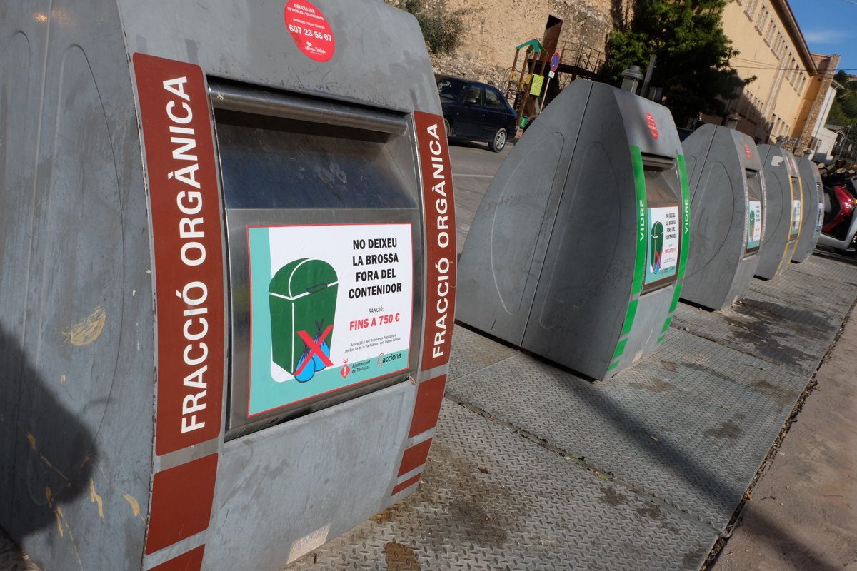 Tortosa's tweet photo. CUIDEM TORTOSA | Sabies que l'incompliment de l'Ordenança de Bon Ús de la Via Pública comporta sancions de fins a 750 euros❓

⚠️Recorda:
❌No deixes la brossa fora del contenidor
❌No llences la brossa de casa a les papereres
🤝Cuidem Tortosa entre tots i totes! https://t.co/XxPyY3IHn9