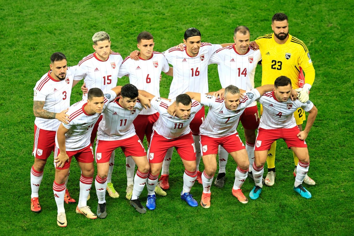 SportsDigitale's tweet photo. Fransa'ya karşı alınan 14-0'lık mağlubiyetin ardından Cebelitarık soyunma odasında bütün futbolcular ağladı.

Cebelitarıklı futbolcular, yarın oynanacak Hollanda maçında Fransa mağlubiyetini unutturmak için birbirlerine söz verdi.

📰 Gibraltar Chronicle https://t.co/N0t7zB6D9C