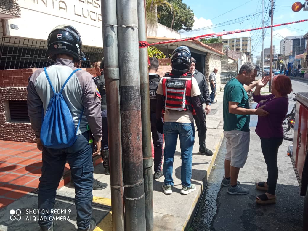 BOMBEROS CONTROLAN INCENDIO 🔥

Tras llamado de emergencia este #20Nov bomberos de Iribarren (@BomberosIrib) llegaron al sitio para controlar un incendio, cerca de la Clínica Acosta Ortiz, centro de Barquisimeto.

📷Cortesía

#NotiHora #Suceso