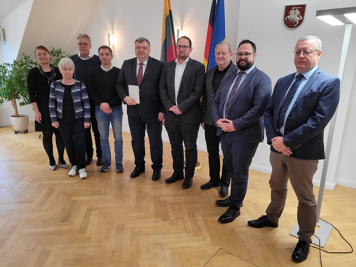 Besuch der Delegation des Freundeskreises Litauen im Thüringer Landtag in der litauischen Botschaft. Eine offene Diskussion über die Zusammenarbeit und Möglichkeiten der parlamentarischen Diplomatie in den politisch unruhigen Zeit.