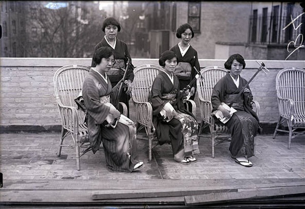 100YearsAgoNews's tweet photo. Nov. 20, 1923: "A Japanese jazz band. They are: Mrs. E. Yoshii, Mrs. Z. Thimizu, Mrs. K. Ochikawa, Mrs. H. Tabusa and Mrs. I. Nishi." https://t.co/Jz4WvWLEuv