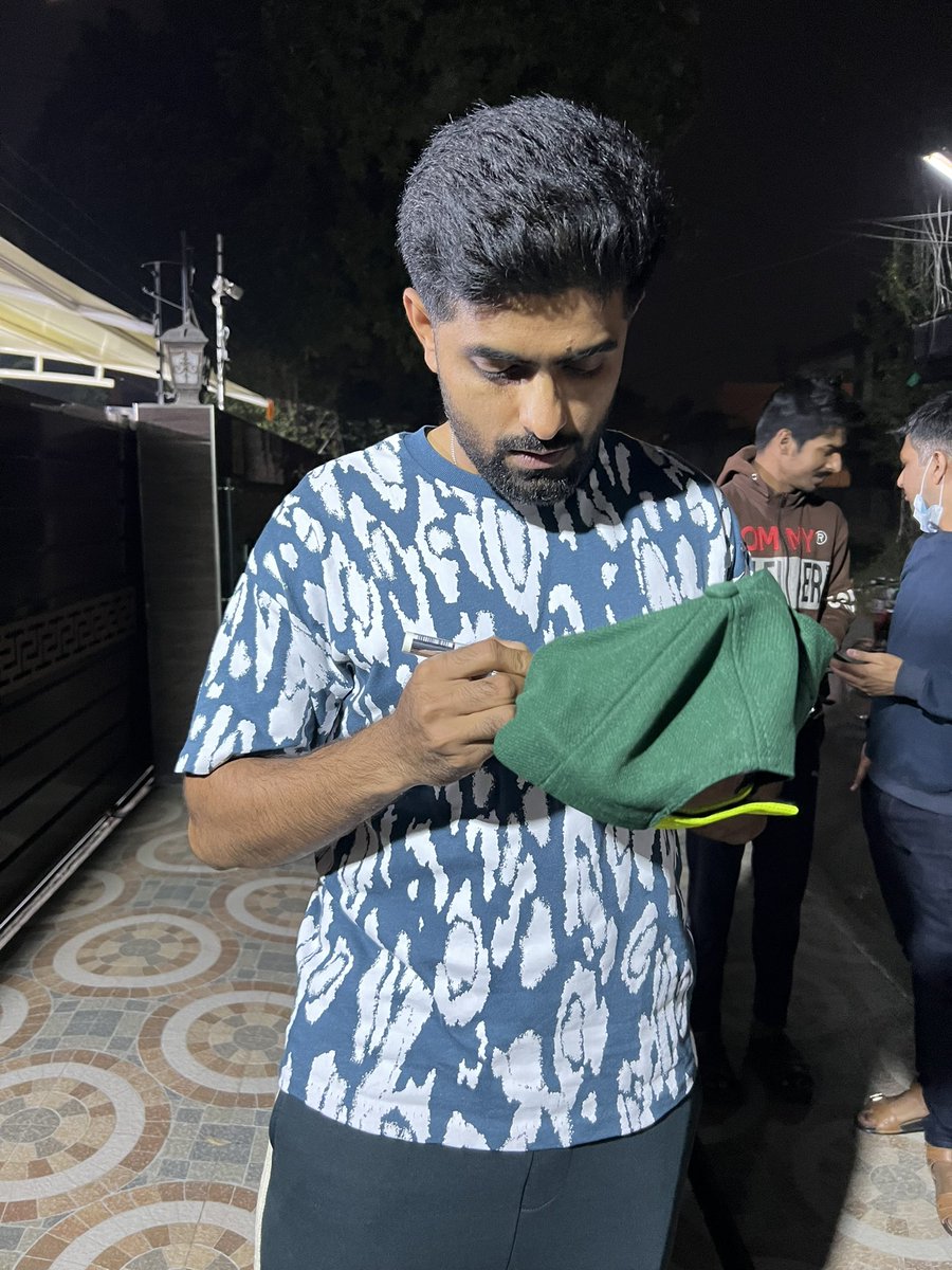 RaxJong's tweet photo. Idk I cannot believe it… finally met Babar Azam and it’s just a dream come true. Even tho he was in a hurry, he made sure to get pics w everyone. 💕
Made a crown for him cuz he’s the KING 👑 
Hope he likes it 🥹
@babarazam258 #BabarAzam𓃵 https://t.co/VbBNOS9Z7Y