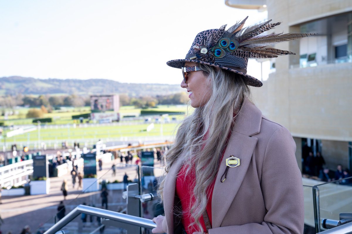 _ctdracing's tweet image. Fantastic time @cheltenhamraces 🥂

The sun was shining on a glorious race day! ☀️Lovely to have some of our syndicate members with us 🏇 
Great camaraderie complete with laughter and lots of wins 👏
#cheltenhamraces #horseracing #racehorse #novembermeeting #chasethedreamracing🏇