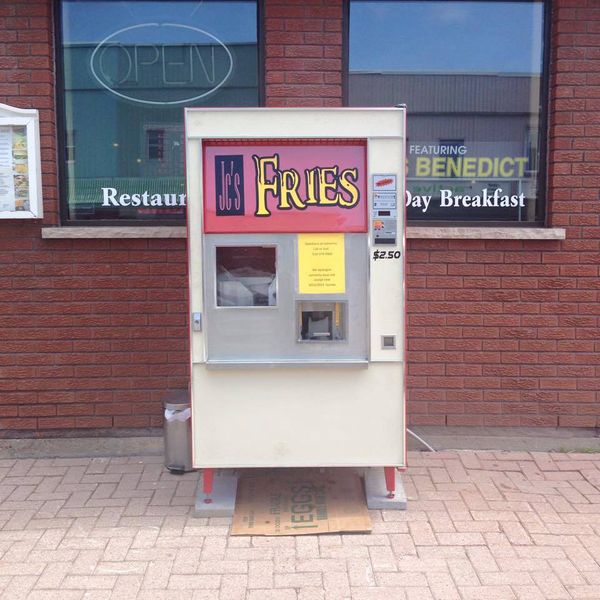 hellohappysnack's tweet photo. Today in *interesting vending machines seen around the world* 🌏. We are kind of in love with this french FRIES vending machine from culinary catering in Port Elgin, Canada. fries on the go sounds like a great idea to us! 🍟🍟🍟🍟

#vendingmachine #frenchfries #canada https://t.co/oCmOFqT0ZC