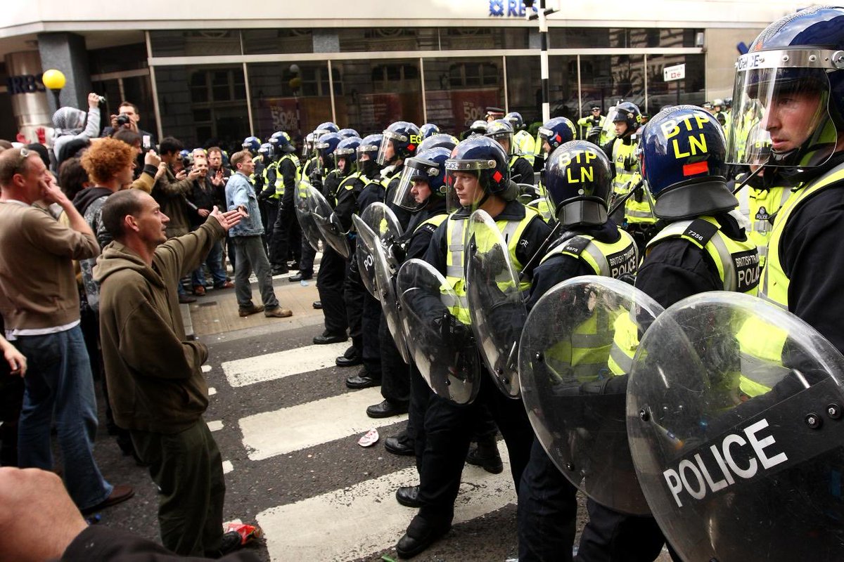 Why don’t police arrest many people at protests, even when lots of people are breaking the law?

A 🧵 to explain …

(If you’d like to tell me I’m wrong, please read the whole thread first! 🙏)

Photo: flic.kr/p/6ceVY4