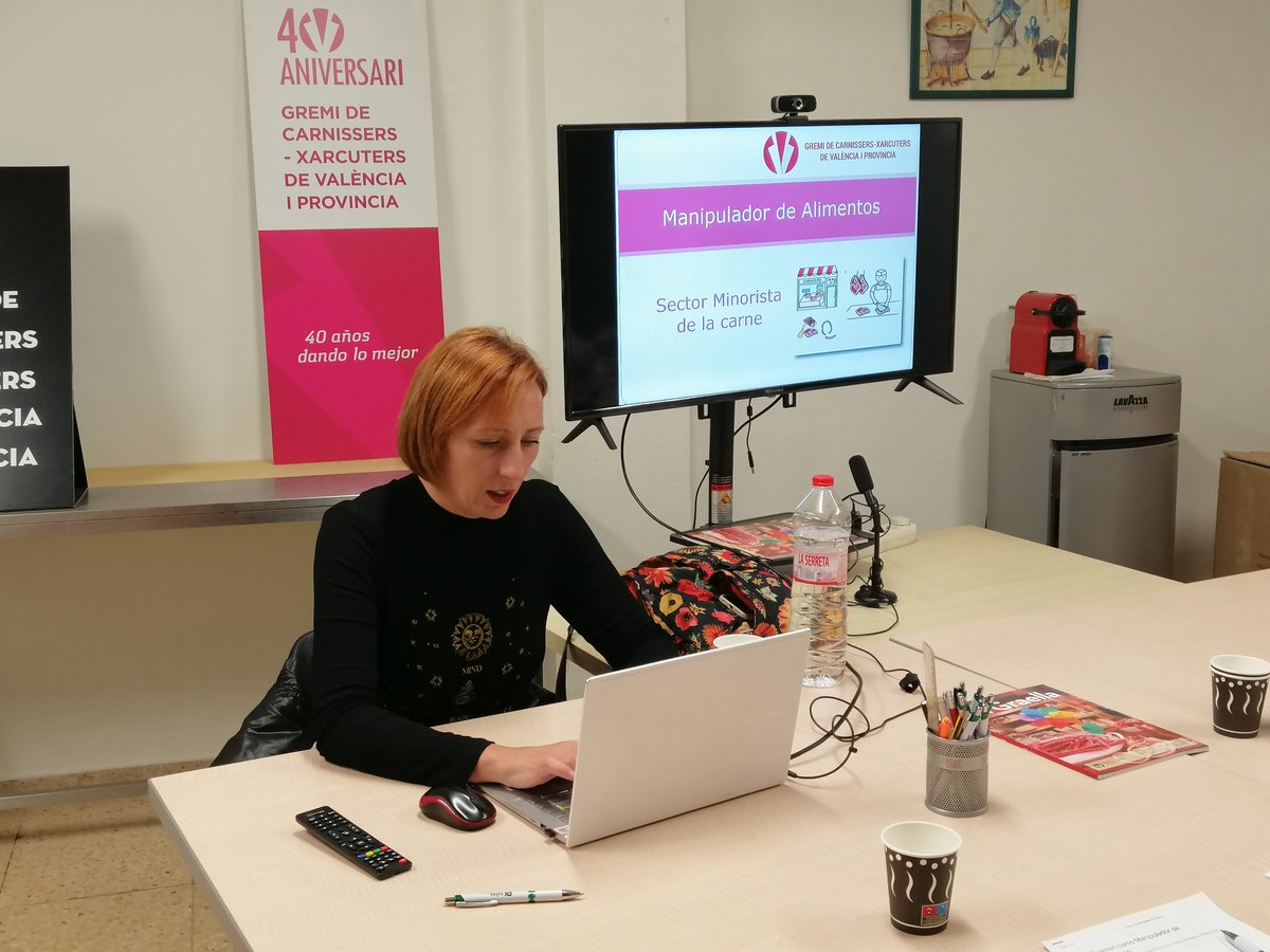grecarval_'s tweet photo. Hoy, después de mucho tiempo, hemos tenido curso de manipulador de alimentos 👀✋🥩!! Con Paki Moliner, nuestra experta y asesora en seguridad alimentaria 😌💪🏻
#grecarval #femgremi #femgremiofici #manipulation #manipuladordealimentos #cursomanipulador
#presencial #online https://t.co/Mb5CwgjTG6