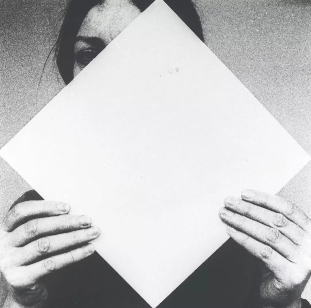 Tate's tweet image. Our #WorkOfTheWeek is Dóra Maurer’s self-portrait series, Seven Twists I-VI. 📷

Maurer frequently stages herself in front of the camera, with displacement, perception and transformation regular motifs in her work. 

See her series at Tate Modern. 🤖 bit.ly/47IOUFJ