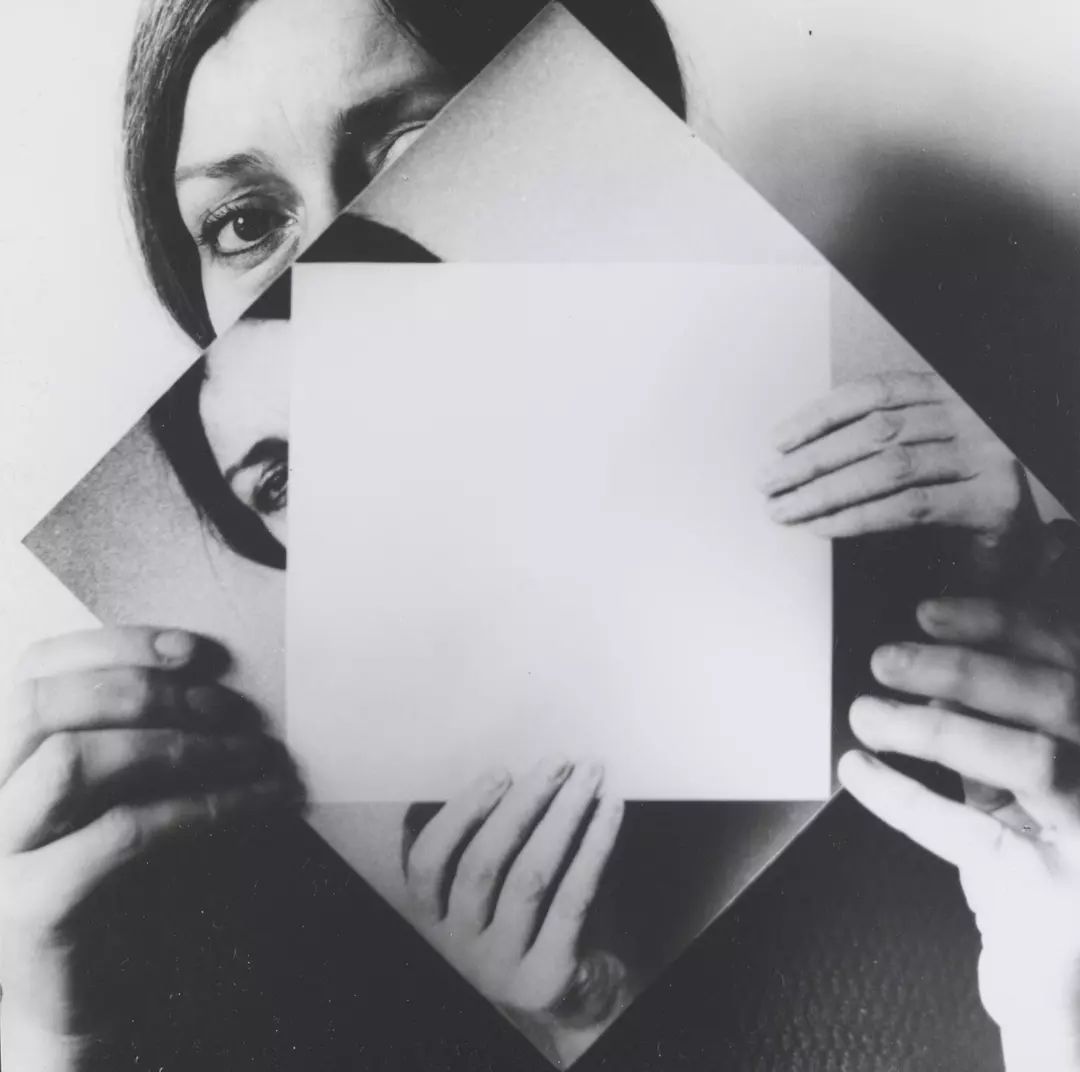 Tate's tweet image. Our #WorkOfTheWeek is Dóra Maurer’s self-portrait series, Seven Twists I-VI. 📷

Maurer frequently stages herself in front of the camera, with displacement, perception and transformation regular motifs in her work. 

See her series at Tate Modern. 🤖 bit.ly/47IOUFJ