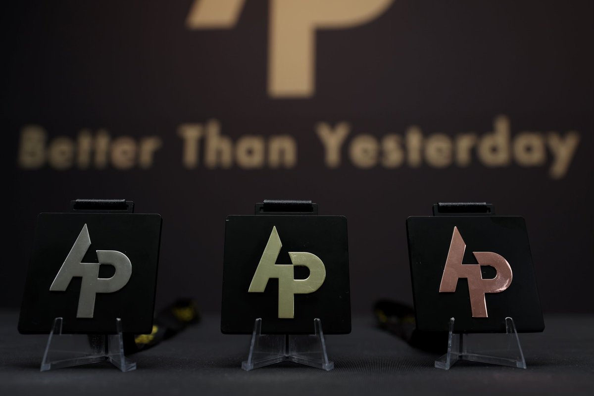 THIS IS WHAT YOU’RE RACING FOR 🤩 AP Race medals are here, racing starts on Saturday… who is excited for the first ever AP Race Masters Grand Prix!?