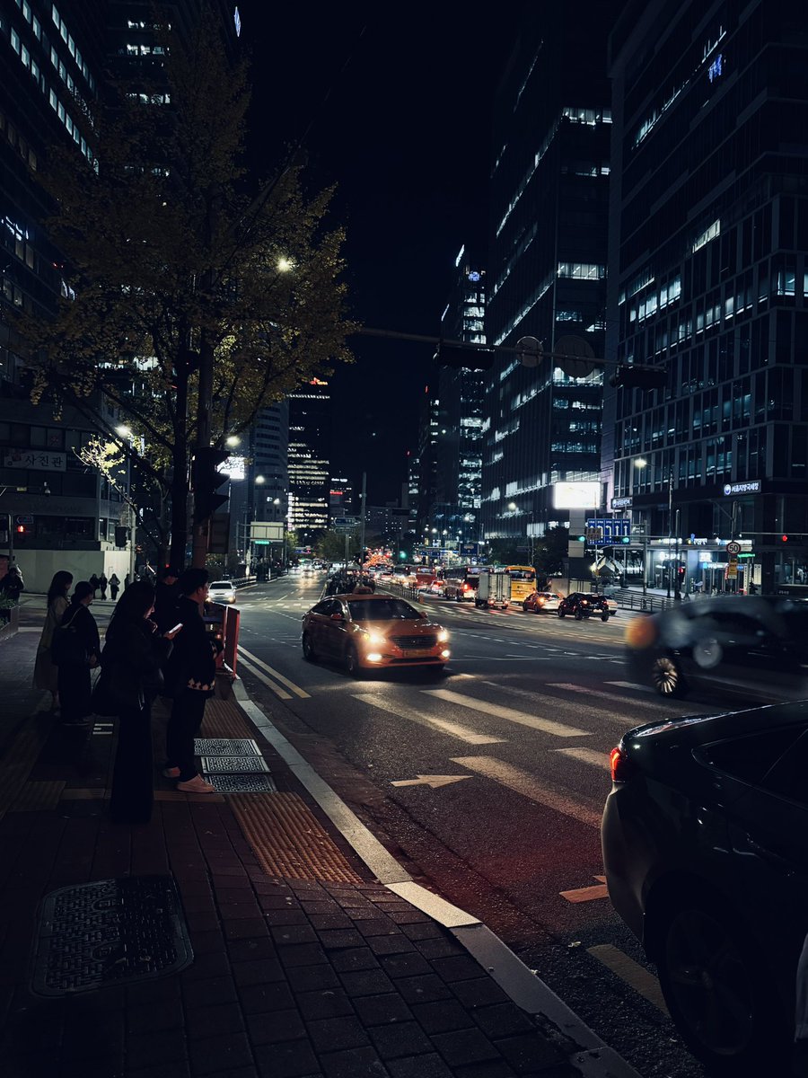 ace_cor's tweet photo. When in doubt in Seoul, just nod and smile. They might be discussing the weather or planning the next big K-drama plot – who knows? https://t.co/2J7l6HACzg