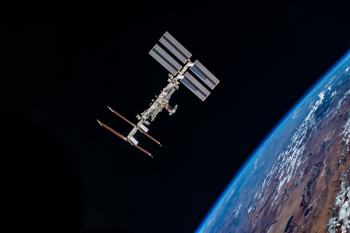 Astro_Alex's tweet photo. Alles Gute zum 25. Geburtstag liebe ISS! Du hast dich gut gehalten, so als komplexeste Maschine der Menschheit, als unser wertvollstes Labor im All, als Friedensprojekt in dunkelsten Zeiten, als Inspiration für die nächste Generation. Danke für alles - wir freuen uns auf hoffentlich noch viel Zeit mit dir! Dein @Astro_Alex 💐