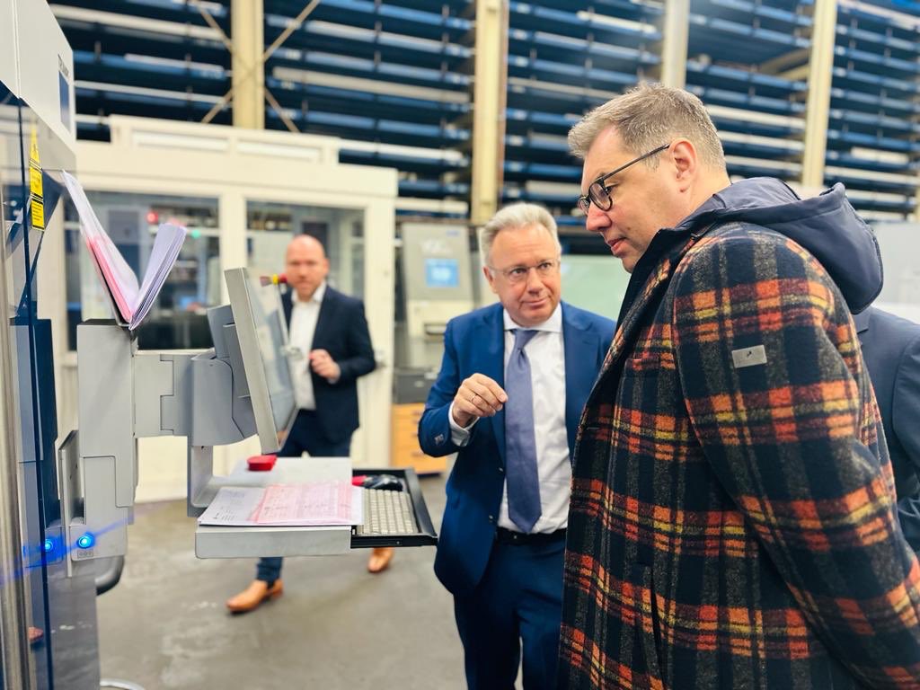 Makeiev's tweet photo. In NRW gibt es mehrere Erfolgsstories der wirtschaftlichen 🇺🇦🇩🇪Verbindungen - heute in Neuss, Mönchengladbach und Düsseldorf. Diese teile ich mit euch in den nächsten Monaten. Sicher, werden sie auch andere motivieren, sich mit der Ukraine näher auseinanderzusetzen.#InvestUkraine https://t.co/HkydHx8hEx