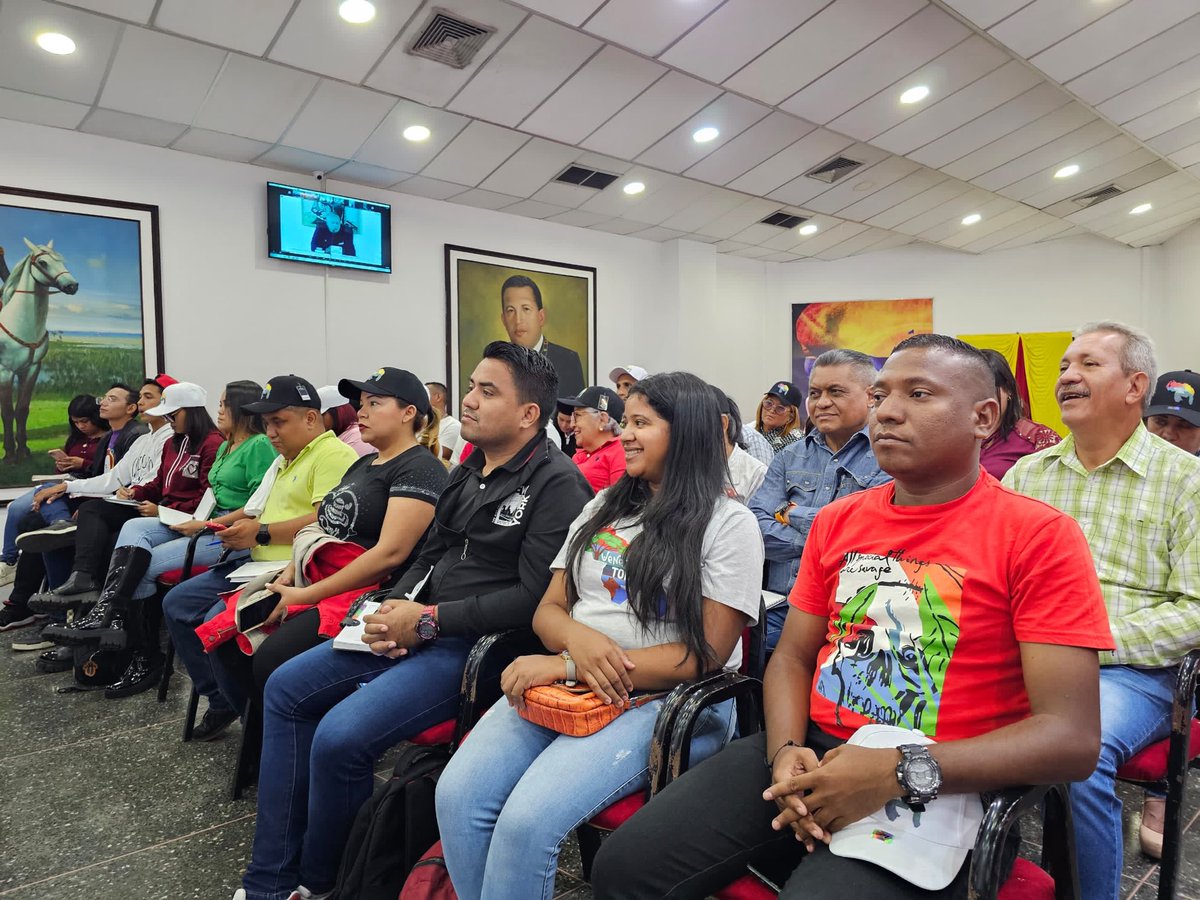 Los equipos políticos estadal y municipales del <a href="/PartidoPSUV/">PSUV</a> y la <a href="/JuventudPSUV/">Juventud PSUV</a> del Apure estamos en videoconferencia con la Dirección Nacional del Partido, precisando las tareas para las semanas finales de campaña para el referendo consultivo en defensa de la Guayana Esequiba.