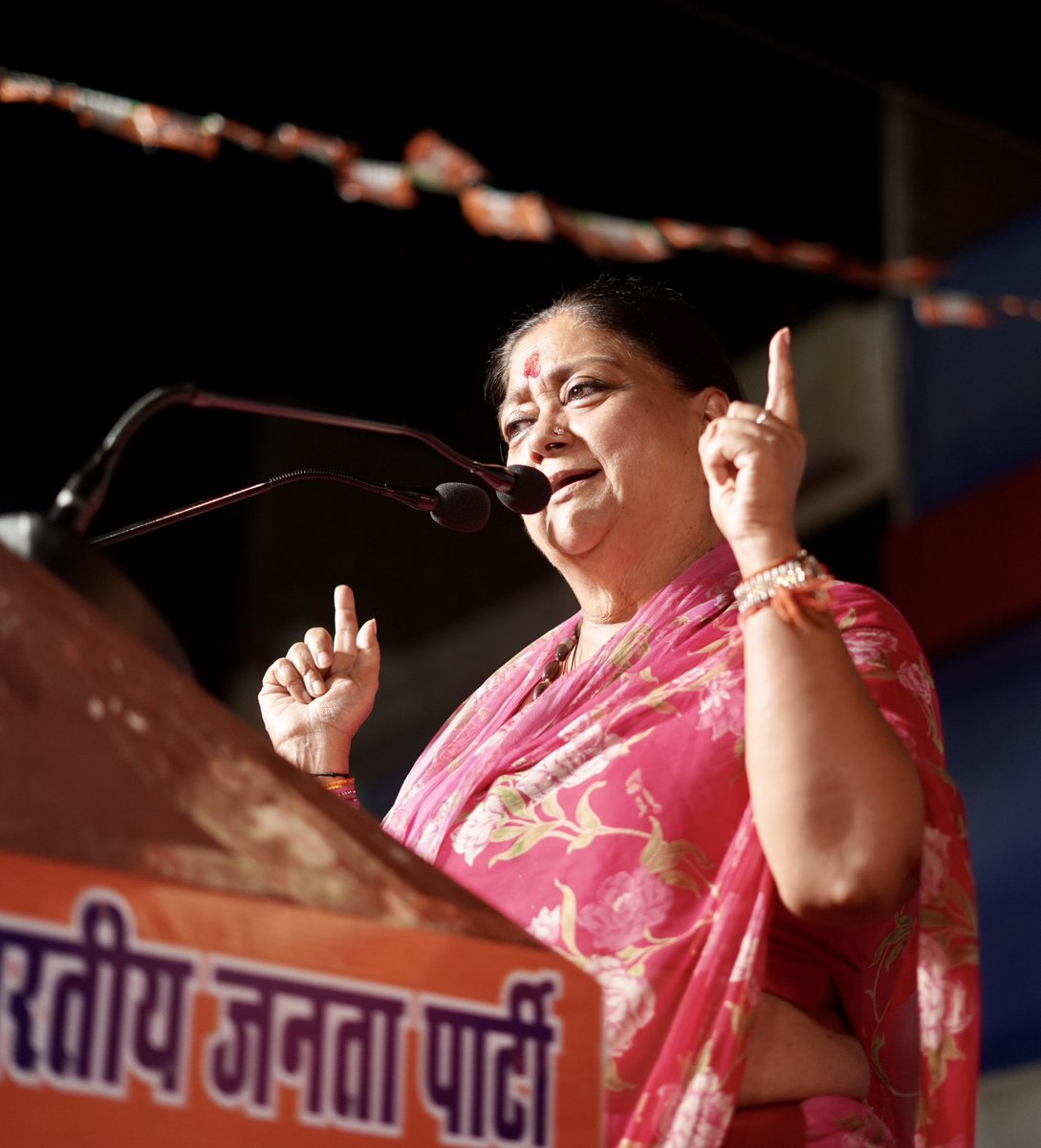 प्रधानमंत्री श्री<a href="/narendramodi/">Narendra Modi</a> जी ने देश को भय, भूख और भ्रष्टाचार मुक्त शासन दिया है। 

लेकिन इससे उलट गहलोत सरकार ने राजस्थान में गरीबों के लिए अन्नपूर्णा फूड पैकेट योजना में एक हजार करोड़, वृद्धावस्था पेंशन में 450 करोड़ रु का घोटाला किया है। 

महिलाओं के लिए स्मार्ट फोन की