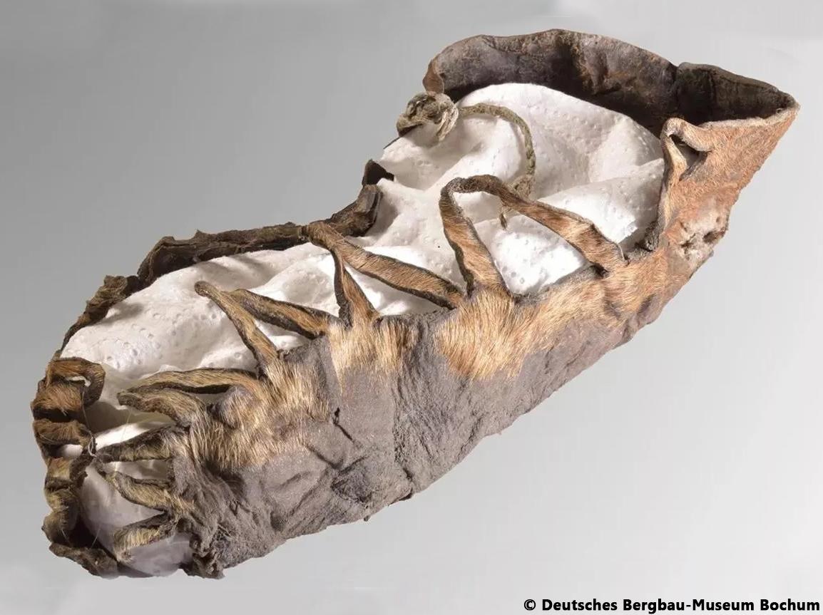 2000-year-old child’s leather shoe discovered in Austrian salt mine Continue Reading: archaeologymag.com/2023/09/childs… #archaeology #archaeologynews #ancientworld #leathershoes #georgenbergmine #ironage