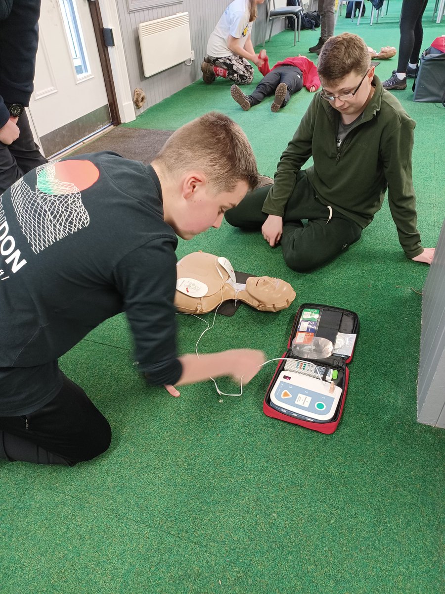 Yesterday, our #JuniorRangers were learning about First Aid and how to respond in an emergency. Huge thanks to David from @coastwatchirvi1 for training us and well done to everyone for engaging so well. 👏⛑️ #juniorrangers #newskills #TogetherWeCan @SCRAOnline @North_Ayrshire