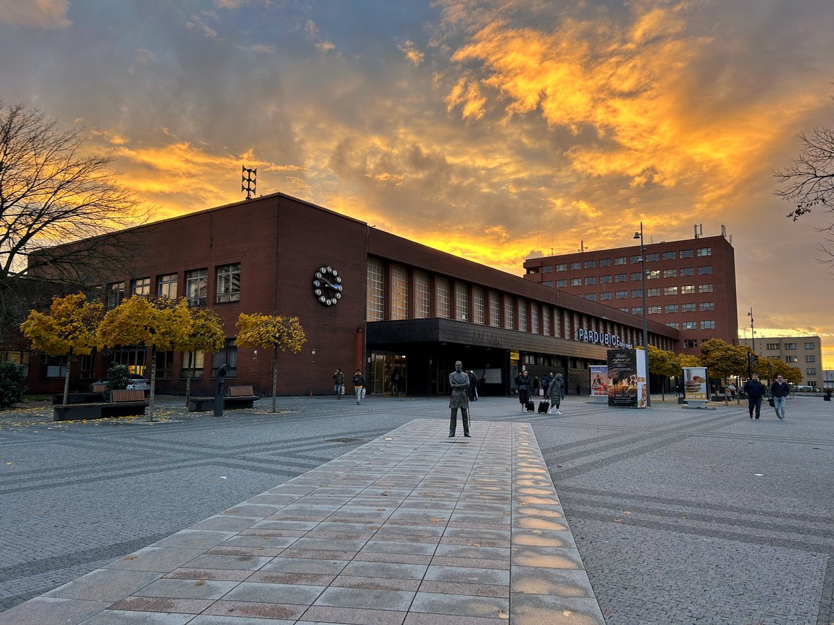 josefzenaty's tweet photo. Nejkrásnější nádraží v Česku? #Pardubice, hlavní nádraží a dnešní krásný západ slunce k tomu. 😎 https://t.co/Rr0Djghhi9