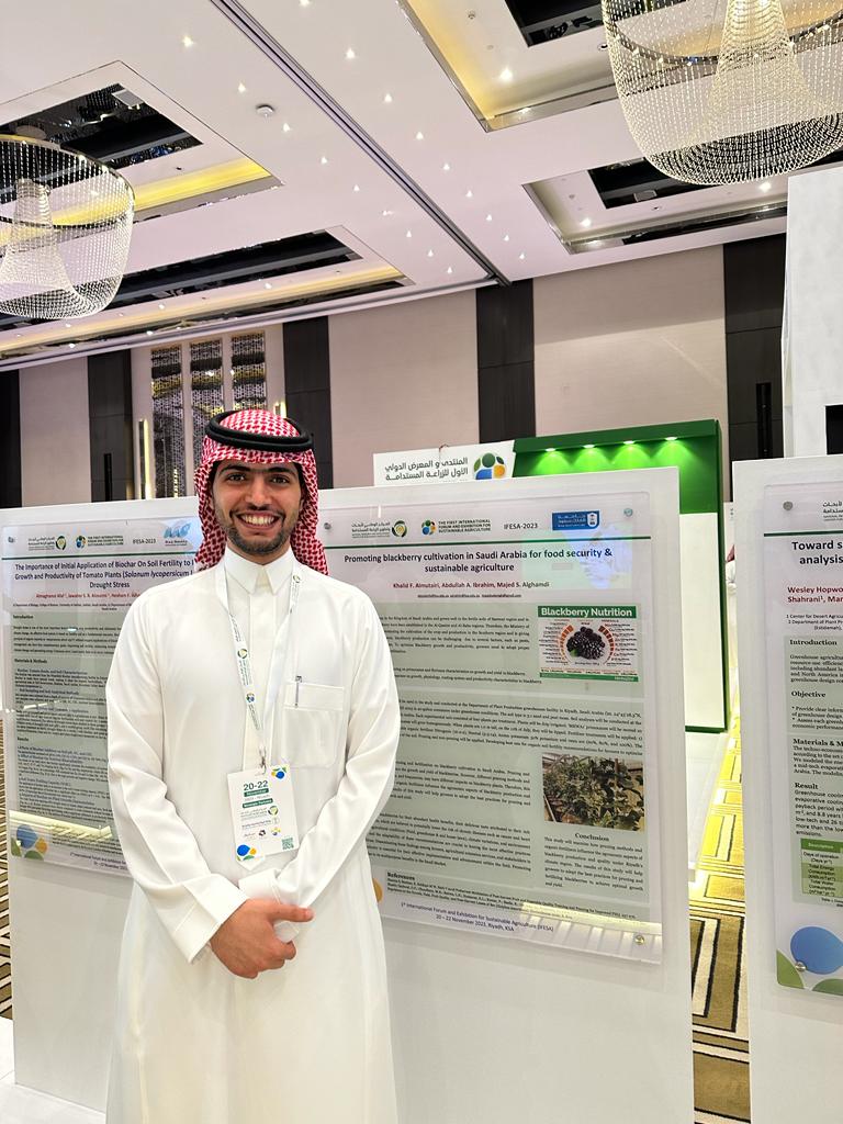 DrKhalidFAlmut1's tweet photo. مشاركة بملصق بالمعرض الدولي الأول للزراعة المستدامة عن تأثير التقليم و السماد العضوي على نمو، إنتاج وصفات ثمار #التوت_الأسود بالمملكة العربية السعودية. دراسة نوعية تعتبر الأولى من نوعها بمنطقة الشرق الأوسط حيث يعد التوت من فواكة أمريكا الشمالية وادخل حديثاً.
#IFESA
#NRDCSA https://t.co/YBE08wTXXa