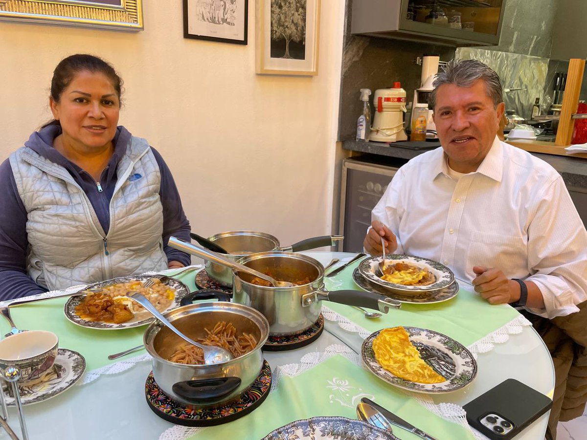 RicardoMonrealA's tweet photo. En este fin de semana largo, aprovechemos para estar con la familia, que siempre será lo más importante. 
En casa, con mi esposa @MarichuyMonreal, preparamos el almuerzo: chicharrón en salsa verde, sopa de fideo y los infaltables frijoles de la olla. 
¡Buen lunes! https://t.co/9T5RQANeiX