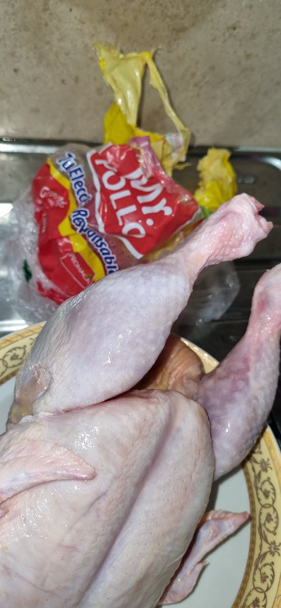 danielmmcc's tweet photo. Hoy, compré un pollo de #MrPollo en @micomisariatoec #Fenix y me vendieron un pollo quemado del frío y golpeado. ¿Ya no les importa la calidad?

No hay control de ningún tipo y menos respeto al consumidor.

¿Qué harán al respecto?

@Pronacaec
⚠️@DEFENSORIAEC https://t.co/bXnp3sejsj