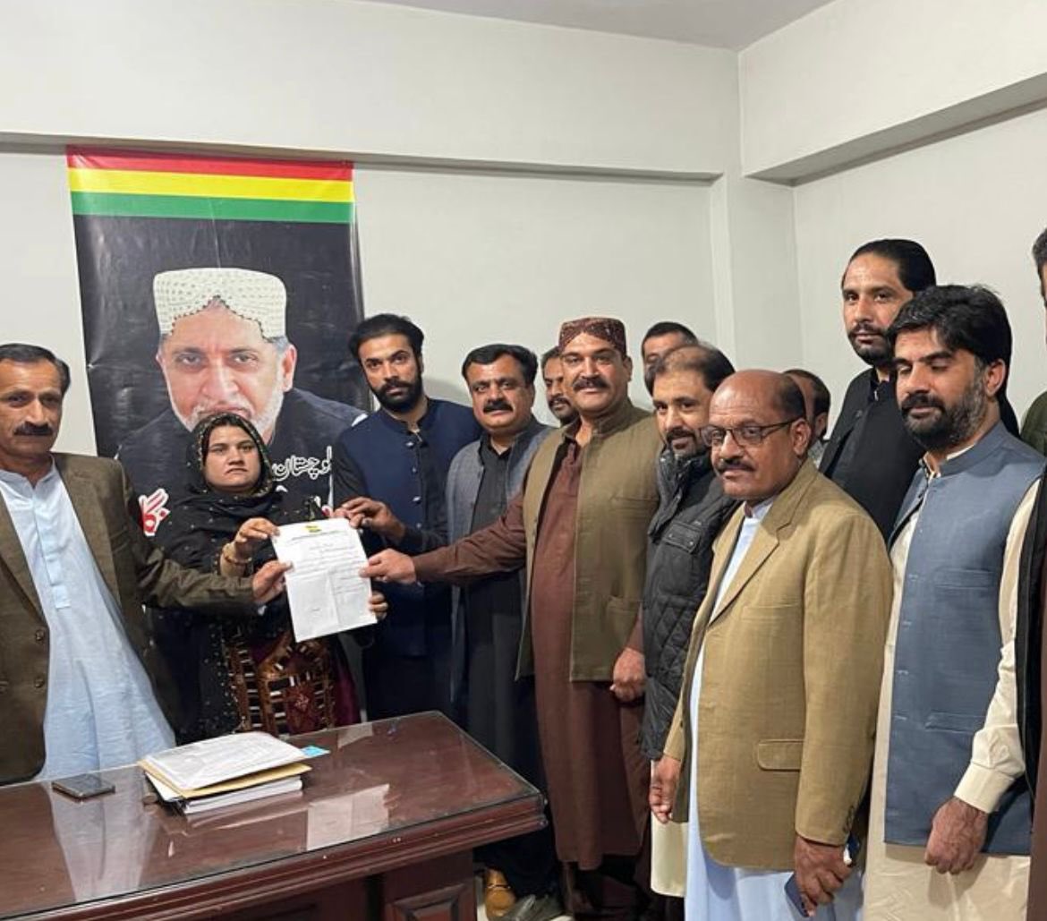 MeerSheryar's tweet photo. کوئٹہ 
بلوچستان نیشنل پارٹی کے رہنماء میر سراج لہڑی 
NA-264 اور PB-44 کوئٹہ سے الیکشن میں حصہ لینے کے لیے پارٹی کے مرکزی سیکٹریٹ میں پارلیمانی بورڈ کے ممبران واجہ یعقوب بلوچ اور میڈم جمیلہ بلوچ کے ساتھ فارم جمع کروا رہے ہیں۔ @sakhtarmengal @Siraj1Siraj https://t.co/VfEHQeUR2r