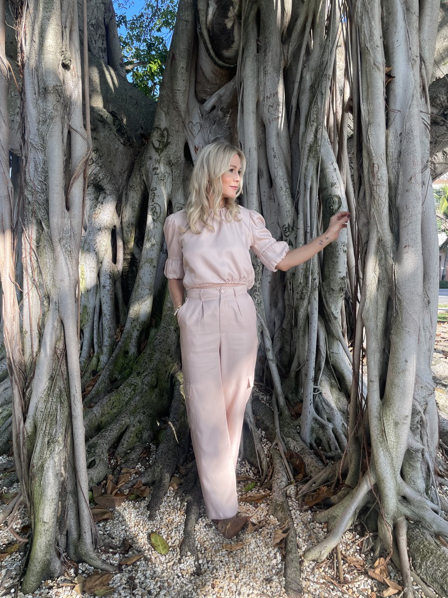 This is a good week to be grateful! Let’s start our gratitude list a few days early.

My top 3 today are my health, my supportive team of friends and family and … this beautiful tree.

What are you grateful for?
💛 jg