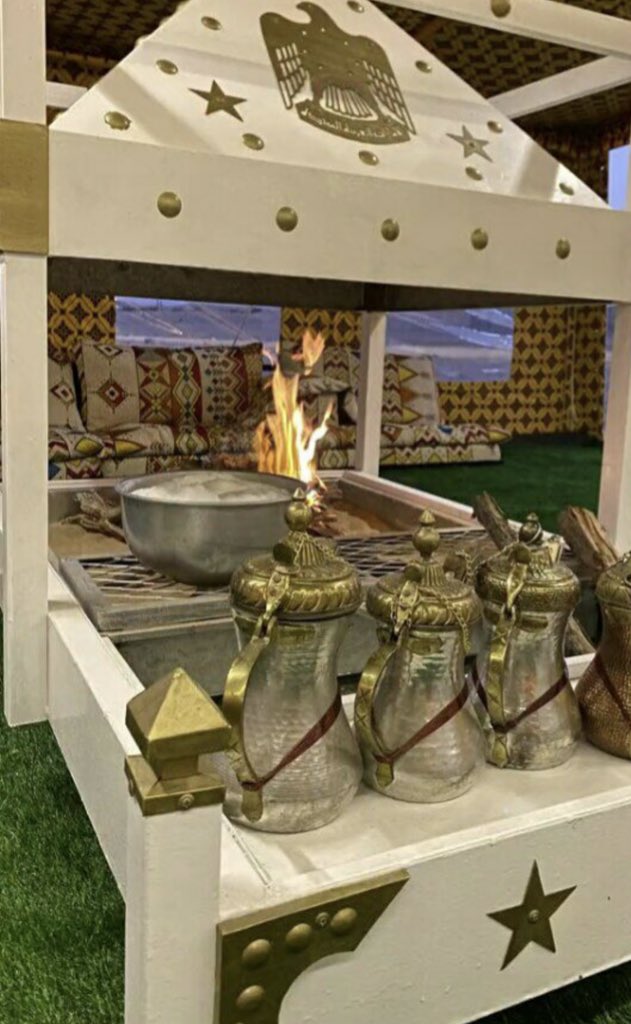 r2_502q's tweet photo. ظهر كل شينٍ وانتهى كل شيٍ زين
ولا عاد به في وقتنا اليوم مرتاحي

تخالط شريف الناس بالعالم الباقين
ولاعاد ندري وين الأجرب من الصاحي

تغير طبوع الناس يا مال فرقى العين
ودرب السعادة زل و ايّام الأفراحي . https://t.co/2j5hhbPKW3