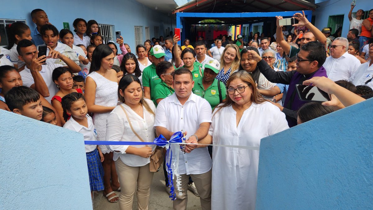 CarloSierras's tweet photo. Gracias a Dios otra obra más  en el sector educación inauguración de aulas escolares y sala de informática sede José Antonio galán del municipio @Alcaldiafcion #fundacion sigue avanzando @Mineducacion @AvelinoMartiART @MilagroHg @RenovacionCo https://t.co/0OUsL45cRd