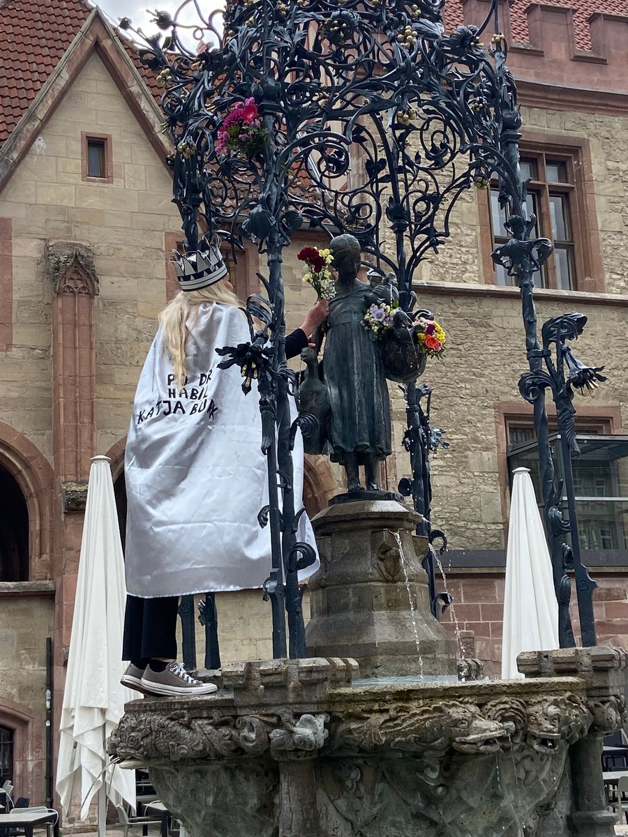 KatjaBurk's tweet photo. Finished my last step in my Habilitation!🙌 A 🧵
I am beyond grateful of many people that were by my side. First, the biggest “thank you” goes to @JeroenPasterk. Thank you for amazing projects together, your support, inspiration, encouragement, calmness and insight. https://t.co/ubKHEMfbXD