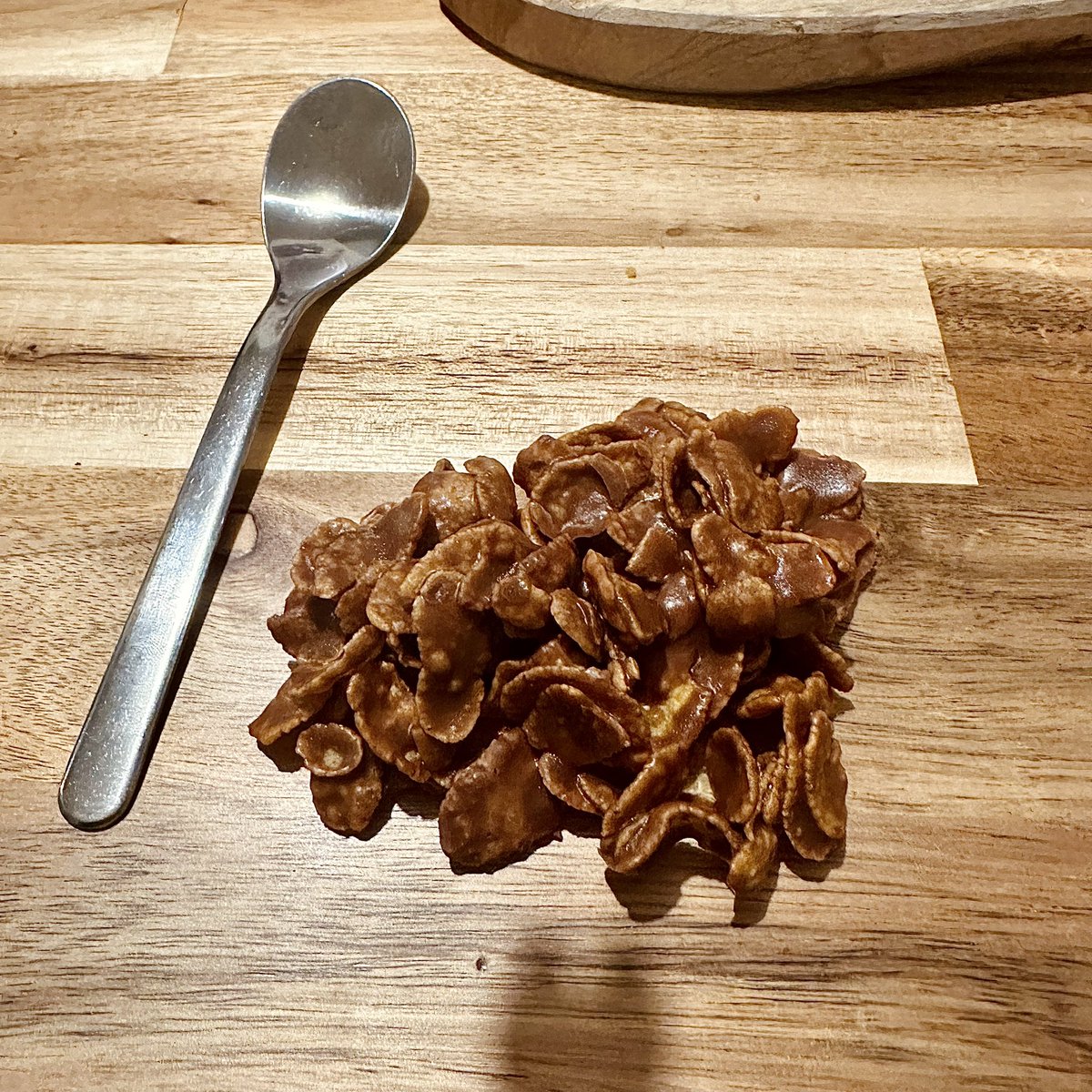 margauto's tweet photo. Recette testée et validée pour les roses des sables : 

- 100g de chocolat 
- 70g de beurre demi-sel 
- 70g de cornflakes 

On fait fondre le chocolat et le beurre, on mélange avec les cornflakes. 3h au frigo et hop bon appétit 😋 https://t.co/O5ohCXab1M