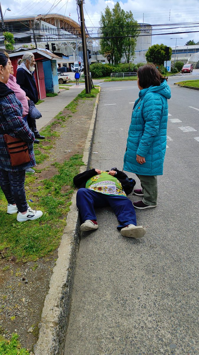 gigin78's tweet photo. Insólito... 10 minutos la sra en la calle y dieron aviso a la urgencia del hospital de Osorno, y nadie llega asistirla @sso https://t.co/HlBeRouGbS