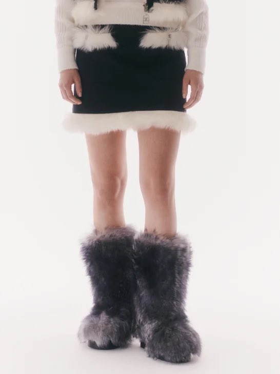 EspritdeCoco's tweet photo. ⛷️ Inspirée de l’univers du patin à glace et conçue aussi bien pour les pistes de ski, les soirées froides que les pistes de danse, la collection #CocoNeige 2023/24 de #CHANEL, transporte l'esprit de la montagne au cœur des ville.

#espritdegabrielle https://t.co/heU7iWgW6a