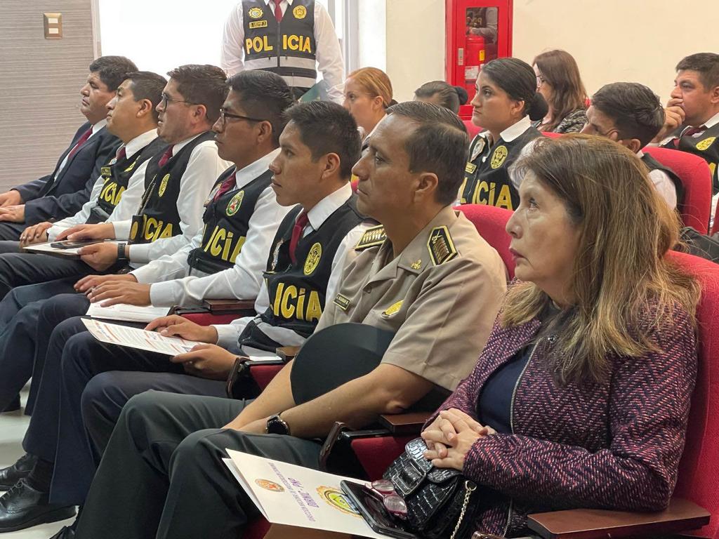 OEA_SegPublica's tweet photo. En el marco de #PICAD y con el apoyo de #REDPPOL y #FLACSO hoy comenzó el primer curso de formación continua s/trata de personas y tráfico ilícito de migrantes en 🇵🇪 @GAC_Corporate https://t.co/VgAGshyvwv