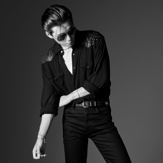 Musasian_fr's tweet photo. #V de #BTS incarne le style rock chic dans une campagne picturale dirigée  par Hedi Slimane en #France, soulignant sa présence explosive avec une  chemise noire brodée et des lunettes aviateur, capturant l'aura d'une  superstar mondiale à travers des yeux rêveurs et intenses. https://t.co/ikDPrPUrcQ