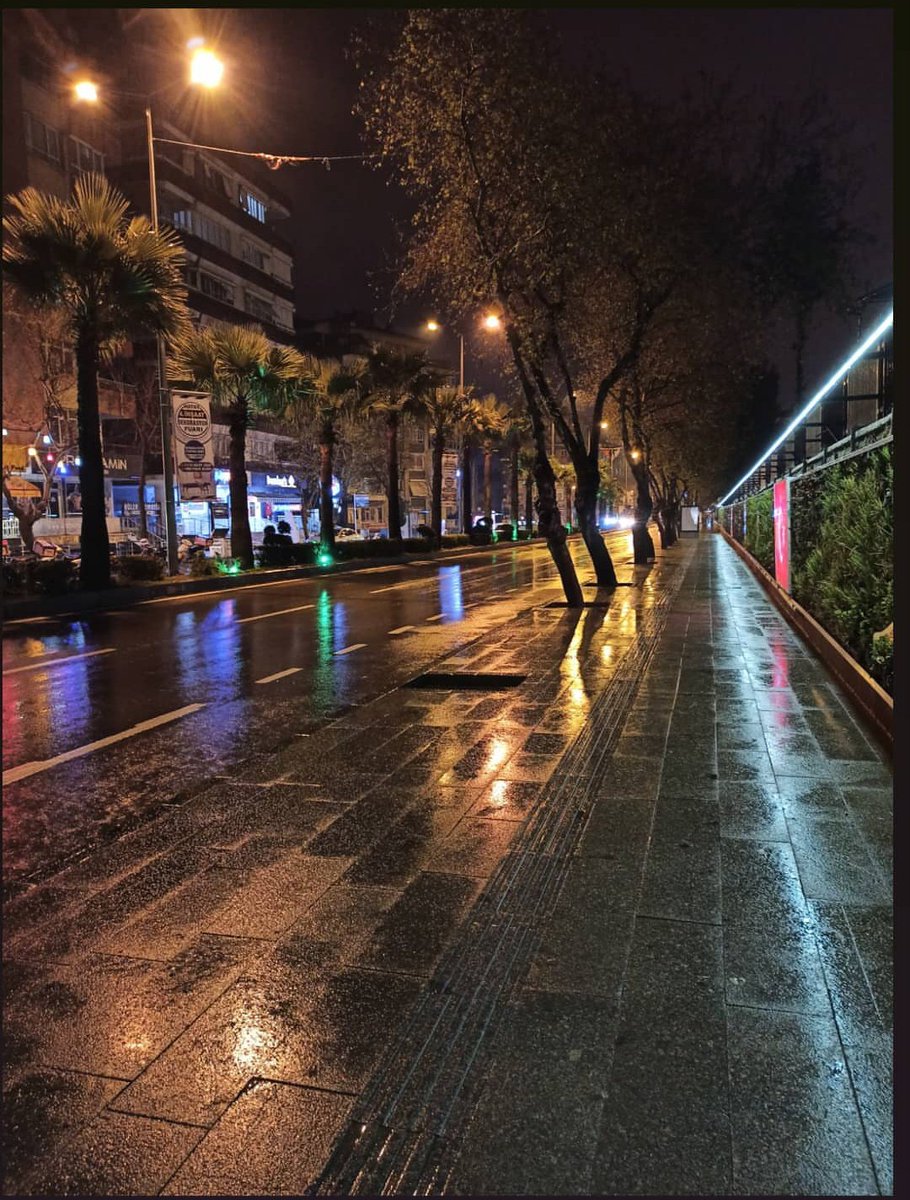 siyahkartus's tweet photo. Bir şehir sanki karşında... https://t.co/mQgqsAzyUH