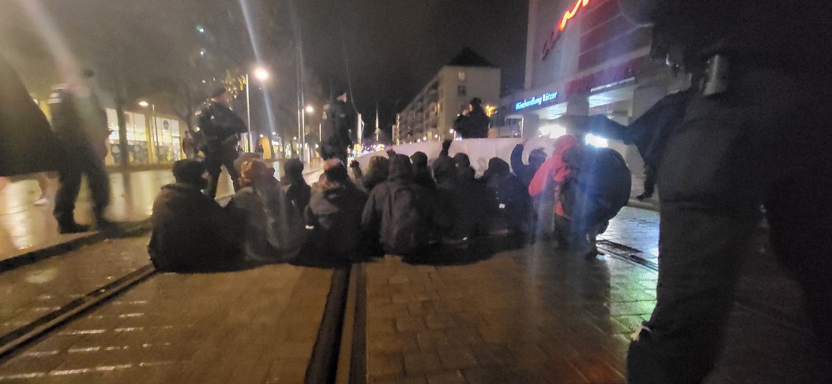 Schmanle's tweet photo. Blockade gegen rechten Aufzug in #Dresden. #DD2011 https://t.co/ATRs8z7VYD