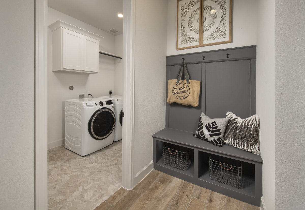BridgelandTX's tweet image. Raise your hand if you can appreciate a great laundry room &amp;amp; mud room moment! 🙋‍♀️ This layout by Perry Homes gets a thumbs up from us! 👍 🧺 
#laundryroom #mudroom #PerryHomes #bridgelandmpc