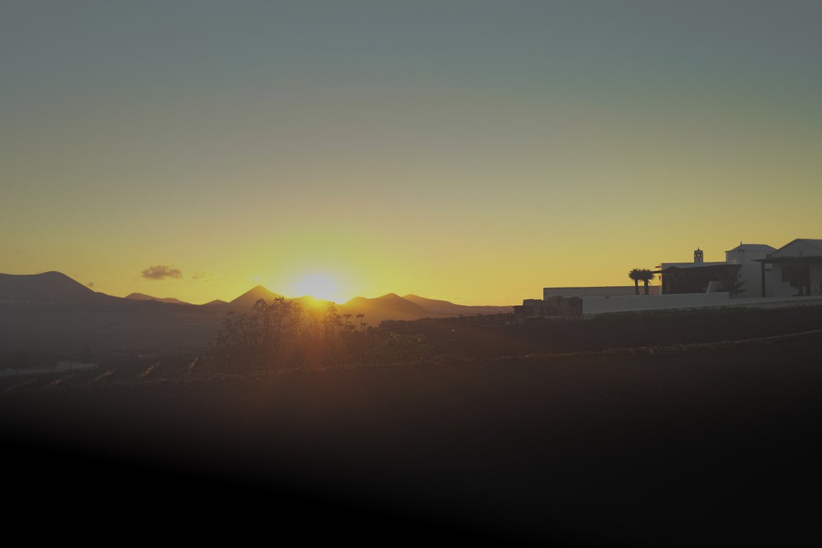 tokitan's tweet photo. Cuando atardece en Lanzarote.
#lanzarote #sunset #atardecer #canarias #canary #landscape #travel #viajar #island https://t.co/QGfwunUntm