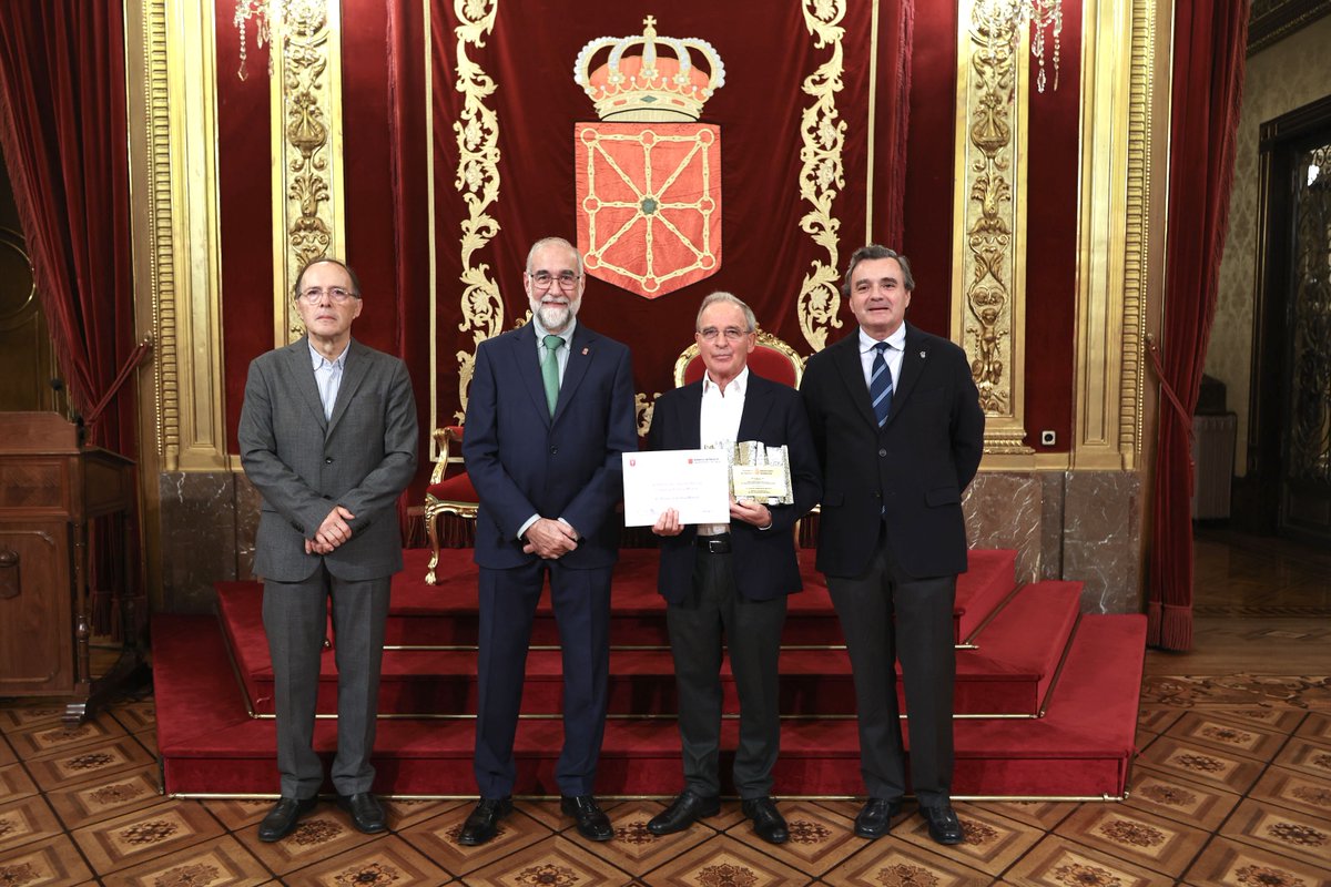 Ramón Villanueva familia-medikuak jaso du Praktika Mediko Egokien hamahirugarren Sánchez Nicolay saria ➡️ Sari honekin bere lan-bizitza osoa Iturramako osasun-zentroan pazienteen kupo berarekin garatu izana aitortu da #Nafarroa @salud_na 🔗 Info: navarra.es/eu/-/prentsa-o…