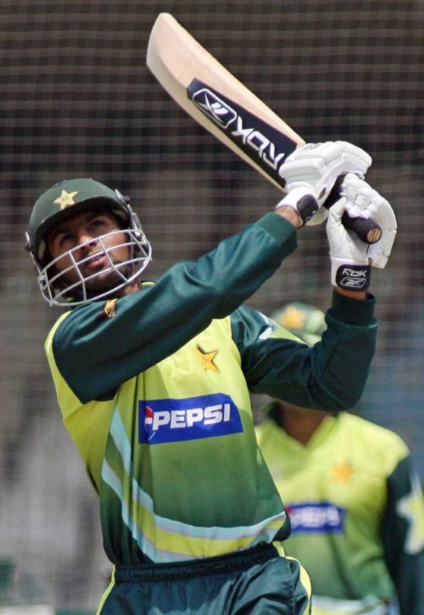dgaf_soplz's tweet photo. idk how he managed to play &amp; represent his country for a decade after lost his life time inspiration may be the only reason why he still playing &amp; trying to represent his country bcz his father told him that your country is important more than me,huge respect @realshoaibmalik ❤️ https://t.co/pKDVEC0Cl3