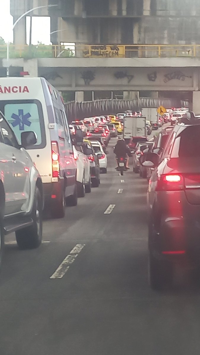 Sem vergonhice o que a <a href="/PMERJ/">@pmerj</a> estão fazendo numa via expressa que de expressa não tem nada,  esquecem que é principal caminho para o <a href="/RIOgaleao/">RIOgaleão</a> blitz safada