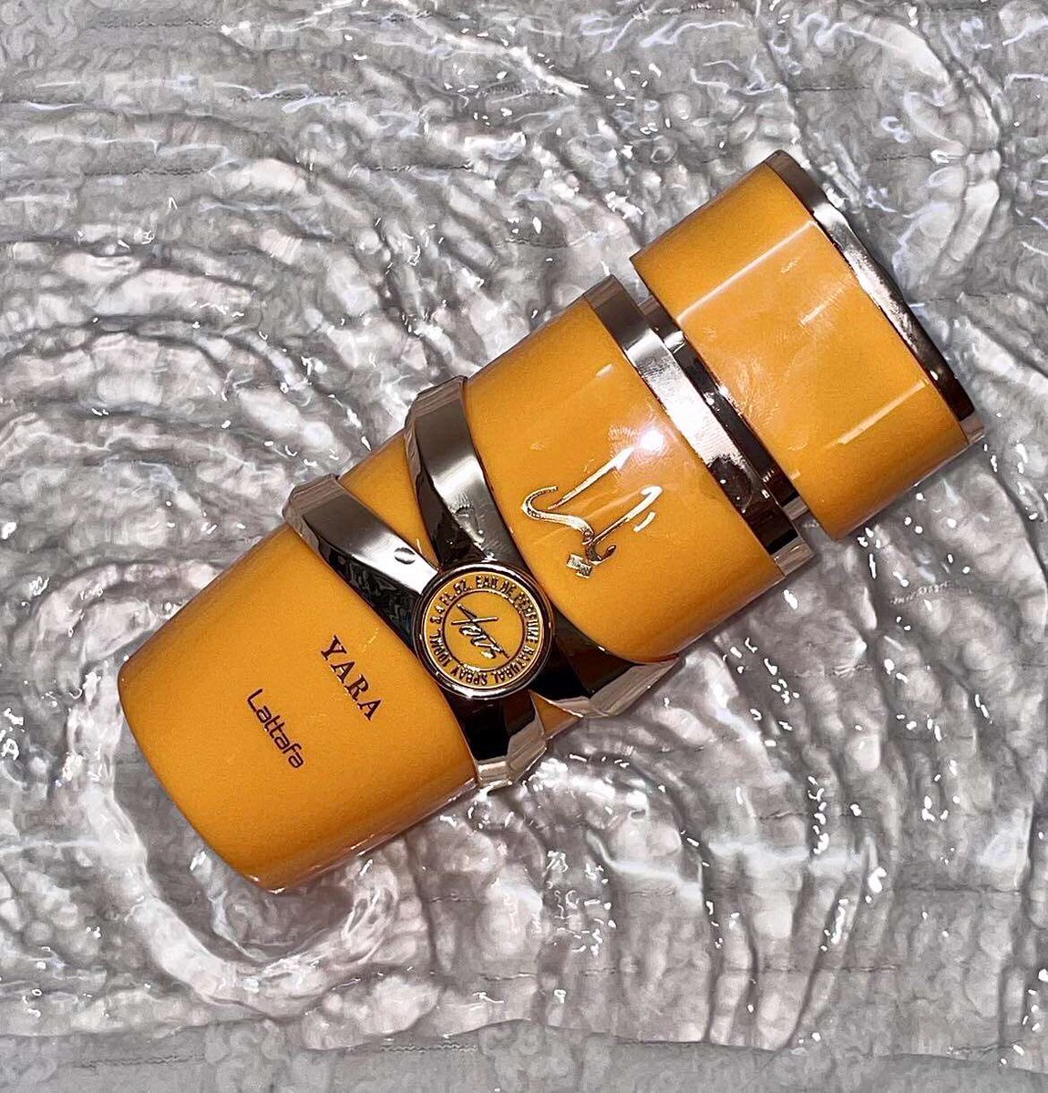 ChicArome's tweet photo. Aujourd’hui je vous propose un parfum grave sous côté alors qu’il est MAJESTUEUX 🪄
🍑🍍LE YARA TOUS 

Notes olfactives : Pêche, ambre, musk, bois de santal, clou de girofle, notes florales, notes tropicales, ananas

Genre : Mixte https://t.co/aIveRw7hcV