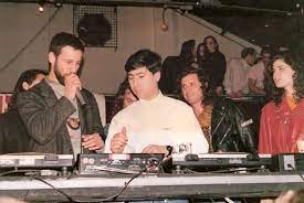 rkrotki's tweet image. @bbsanzo Acá lo tenés a H haciendo
Chakakán Chakakán, años después Homero Simpson lo imitó en un capítulo de la conocida seria
Ah, y también está Guillermo
@Cirujanoderadio 
#undinamoz95