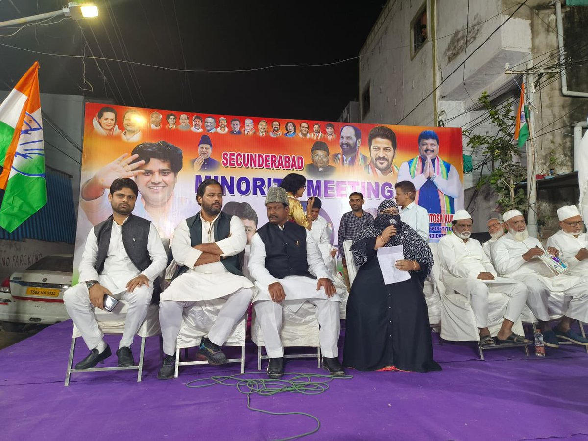 KamalINCIndia's tweet photo. कांग्रेस पार्टी एवं @ShayarImran जी के द्वारा राजस्थान और तेलंगाना चुनाव प्रभारी की ज़िम्मेदारी @DrJamalINCIndia को मिलना एक अहम ज़िम्मेदारी हैं, ज़िम्मेदारी को पूरी लगन और अपने तजुर्बे के साथ सिकंदराबाद विधानसभा के प्रत्याशी एडम संतोष कुमार जी के लिए निभाते हुए
सलाम है जज़्बे को https://t.co/1h0rHWQF5s